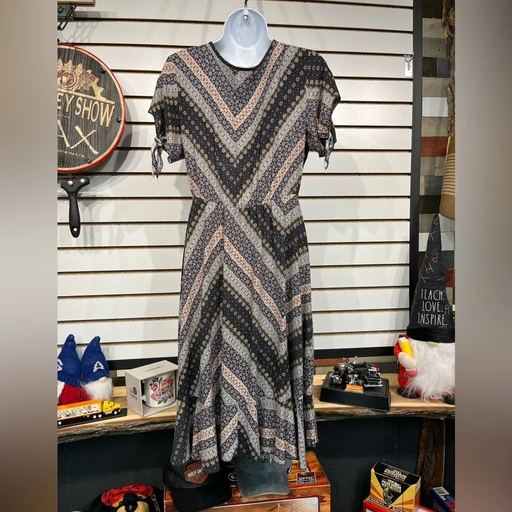 Jody wrap-style dress size medium - Picture 6 of 9